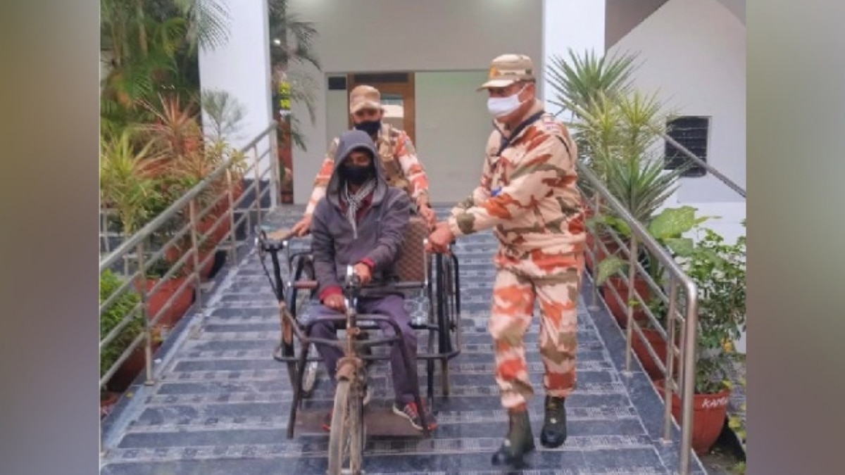 दिव्यांग व्हीलचेयर पर बैठ कर अपना वोट डालने आया है