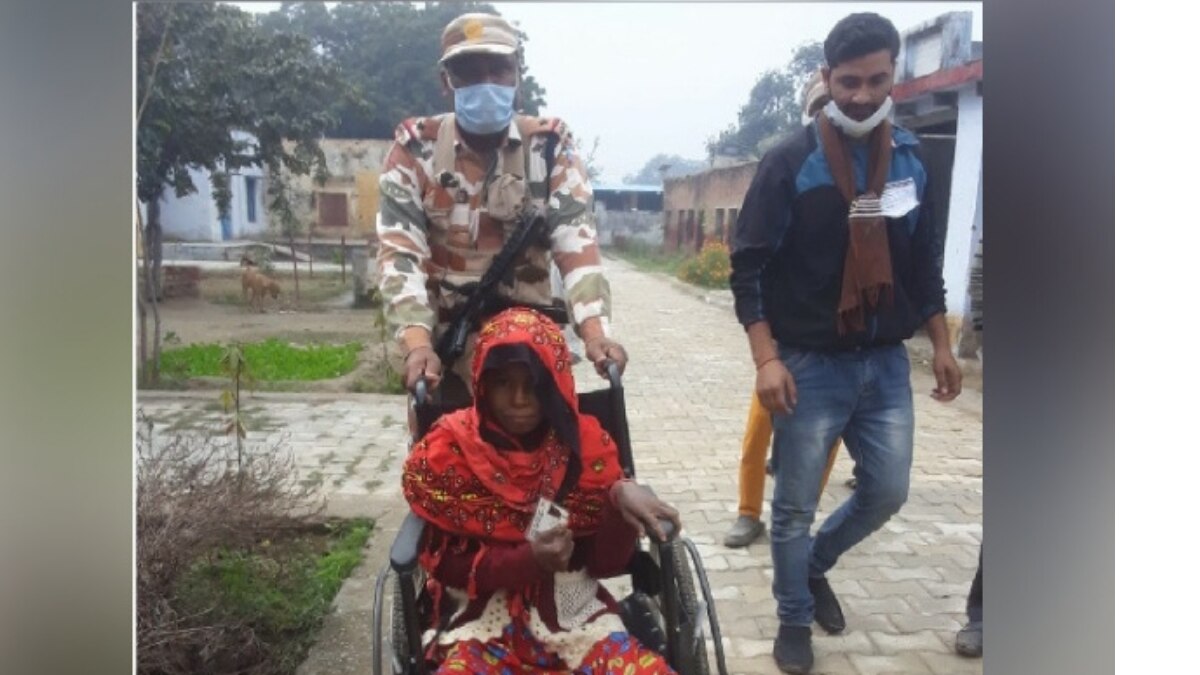 कड़ाके की ठंड में वोट देने पहुंची महिला