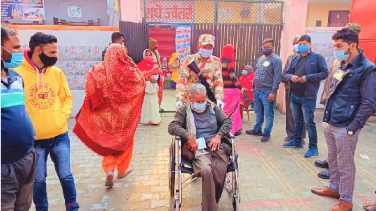 बुजुर्गों और दिव्यांगो में भी मतदान को लेकर काफी उत्साह देखने को मिला