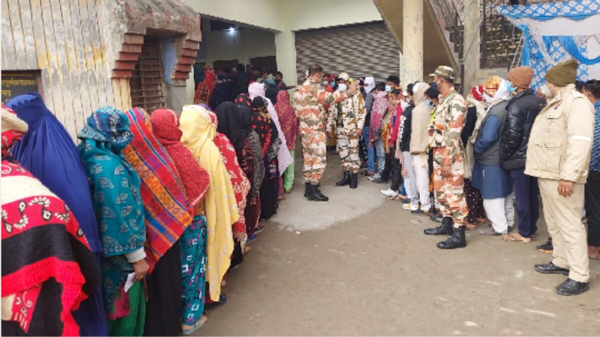 मतदान केन्द्र पर लोग