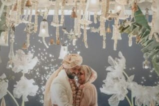 शादी की तस्वीरों में बेहद प्यारे लग रहे हैं करिश्मा-वरुण