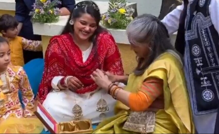 चूड़ा सेरेमनी की तस्वीर में शाहिद कपूर की बहन सना कपूर काफी खुश नजर आ रही हैं चूड़ा सेरेमनी की तस्वीर में शाहिद कपूर की बहन सना कपूर काफी खुश नजर आ रही हैं