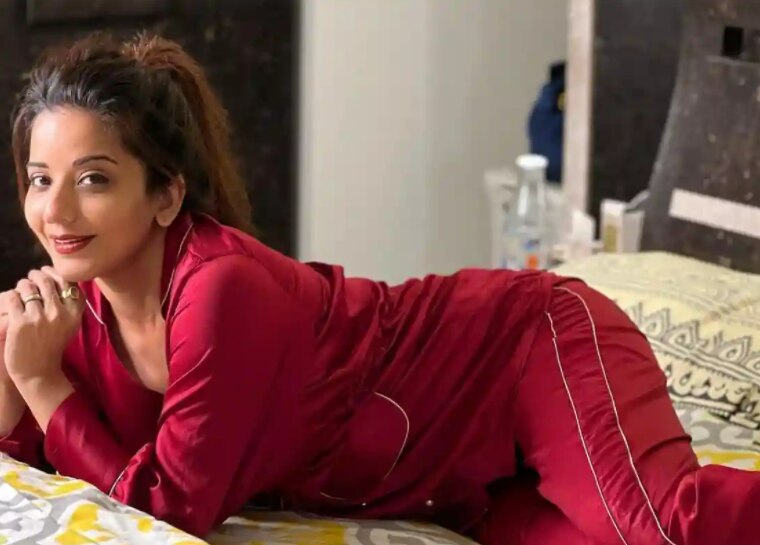 मोनालिसा रेड कलर का नाइट सूट पहने नजर आ रही हैं