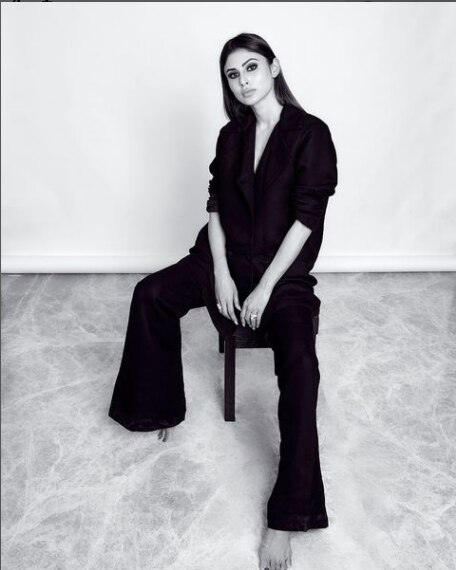 मॉनी रॉय ऑल ब्लैक लुक में काफी प्रोफेशनल नजर आ रही हैं