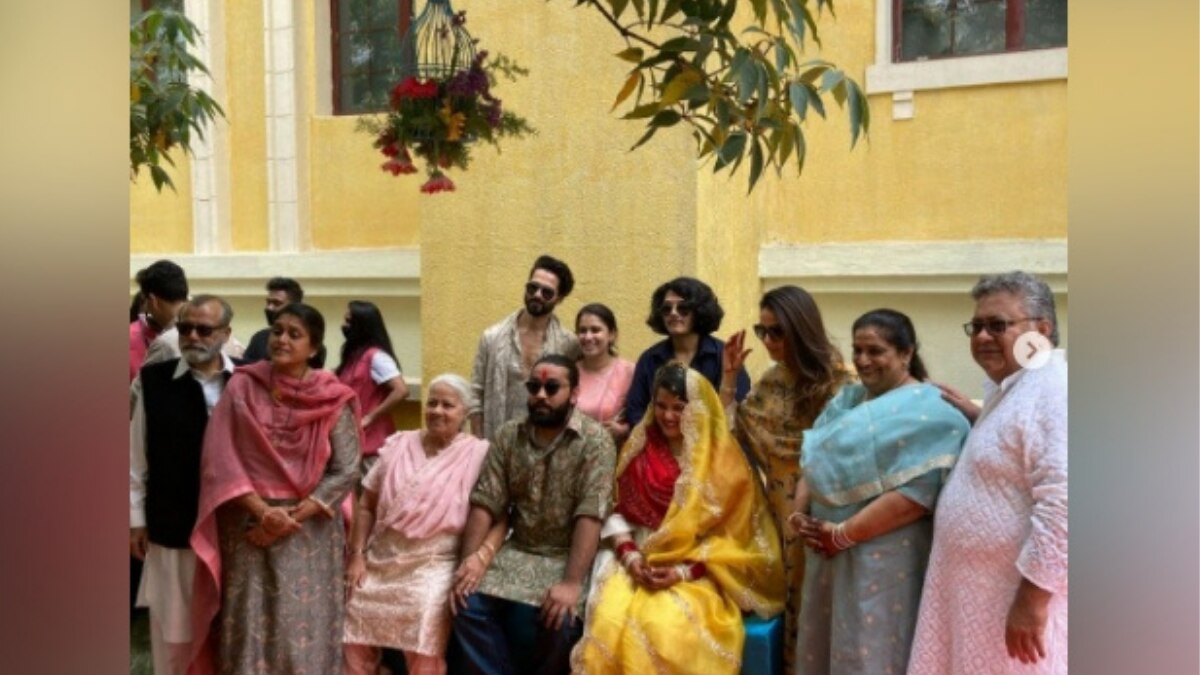 सना की चूड़ा सेरेमनी में पूरा परिवार एक साथ आया.  सना की चूड़ा सेरेमनी में पूरा परिवार एक साथ आया.