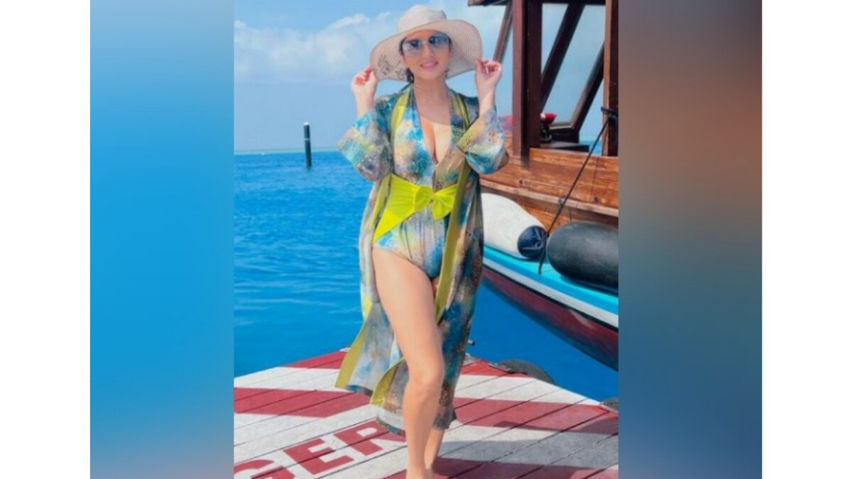 एक्ट्रेस ने मोनोकनी के साथ मैचिंग प्रिंट का श्रग भी पहना है. 