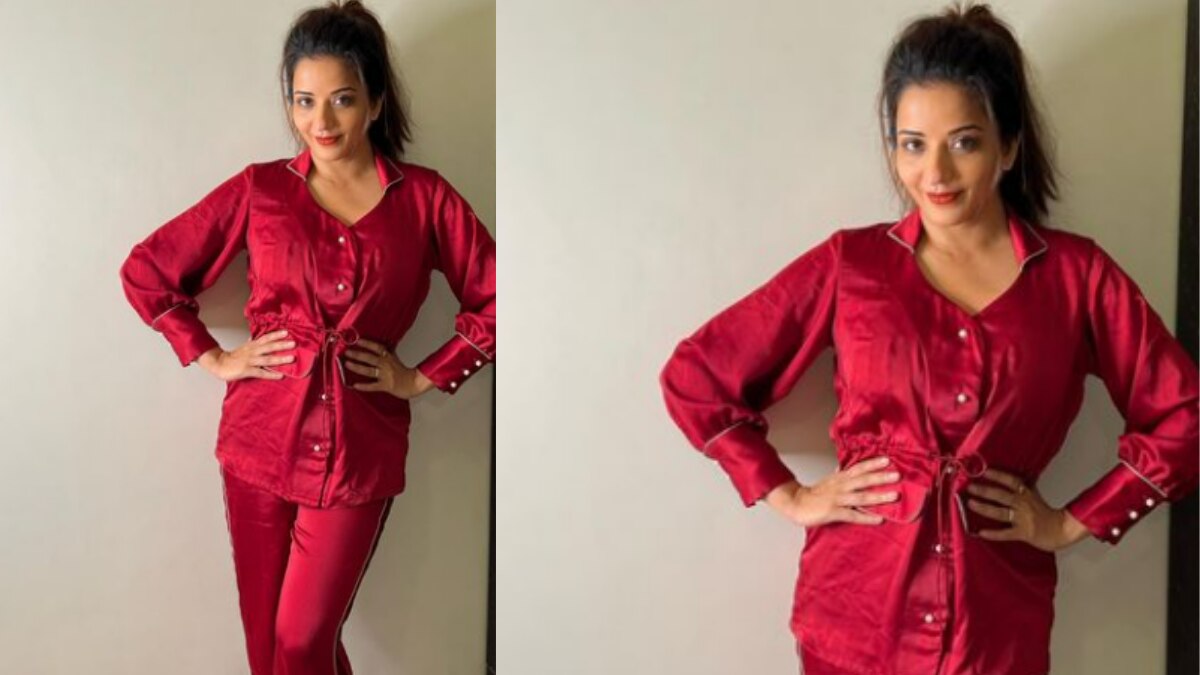 रेड नाइट ड्रेस में मोनालिसा काफी खूबसूरत लग रही हैं. 