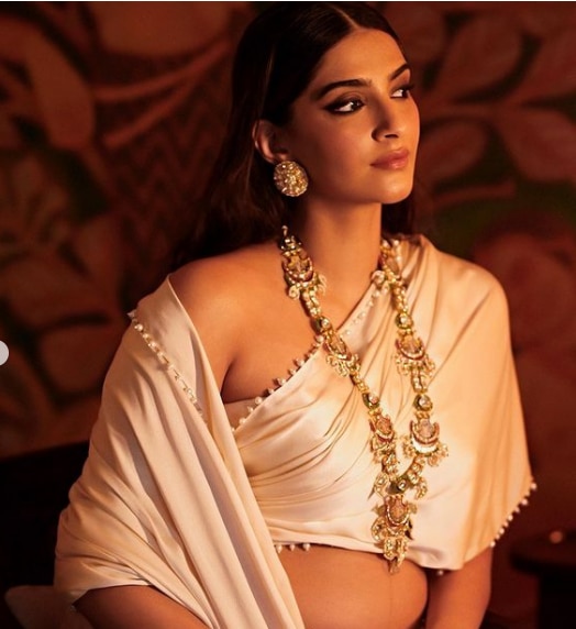 व्हाइट ड्रेस में सोनम कमाल की लग रही हैं