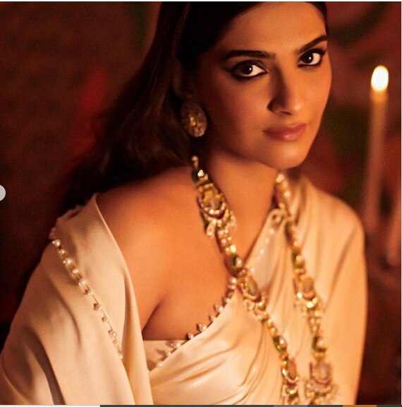 लाइट मेकअप ने उनके लुक को और निखार दिया है. 