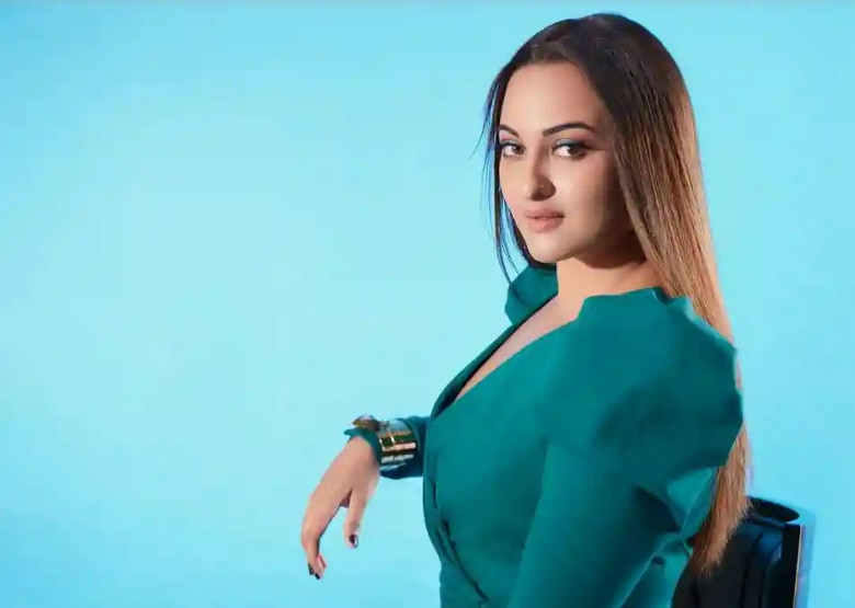 फैंस सोनाक्षी की इन तस्वीरों पर खूब प्यार बरसा रहे हैं