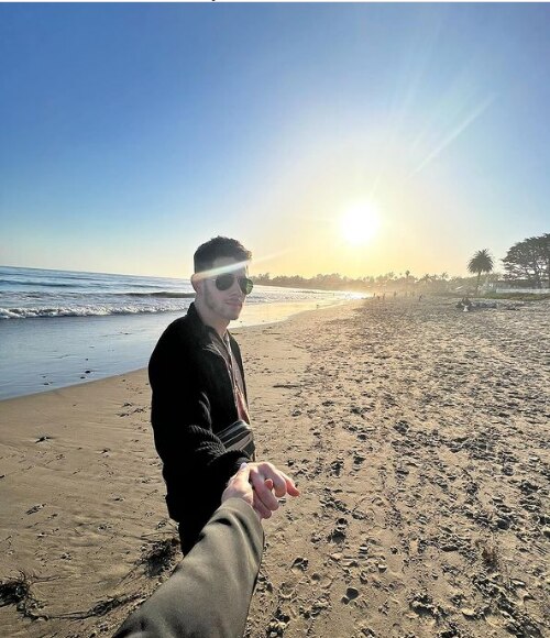 इस तस्वीर में पति निक प्रियंका का हाथ थामे नजर आ रहे हैं.