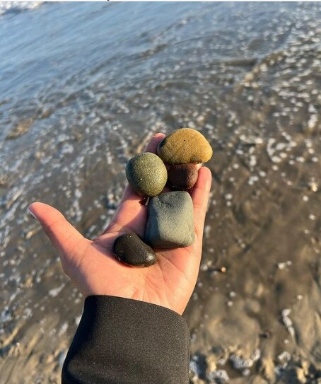 समंदर के किनारे हाथों में पत्थर लिए प्रियंका चोपड़ा