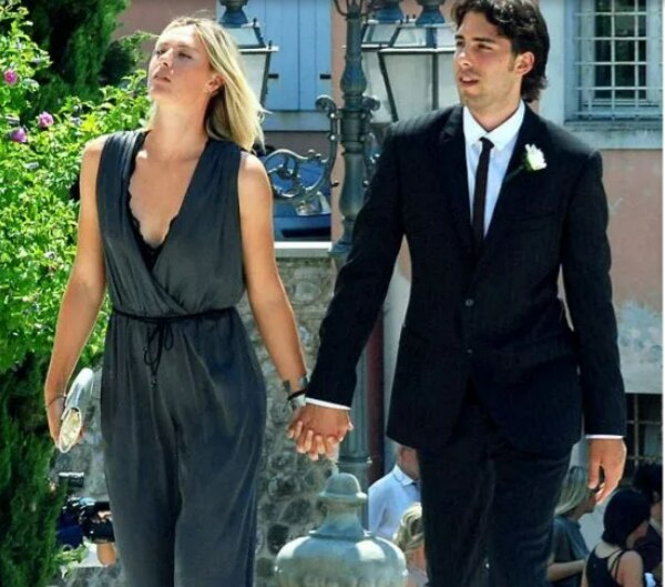 दिसंबर 2020 में मारिया शारापोवा ने ब्रिटिश करोड़पति अलेक्जेंडर गिल्क्स से सगाई की थी दिसंबर 2020 में मारिया शारापोवा ने ब्रिटिश करोड़पति अलेक्जेंडर गिल्क्स से सगाई की थी