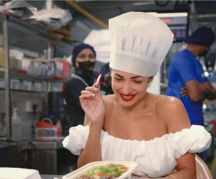 तस्वीर में मलाइका शेफ के तौर पर नजर आ रही हैं 
