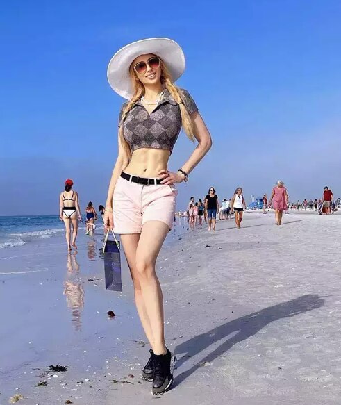 अलग दिखने के लिए वलेरिया ने सबसे पहले अपने बालों का रंग बदलवाया