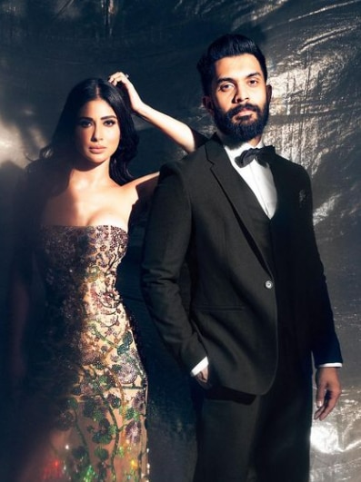 इस तस्वीरमें मौनी ने अपने पति सूरज नांबियार के साथ नजर आ रही हैं