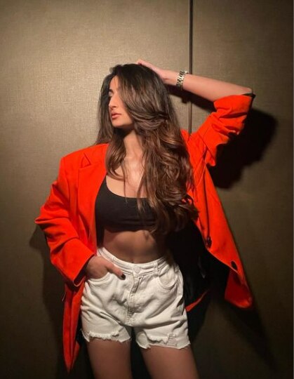 हर तस्वीर में पलक अलग-अलग पोज देती नजर आ रही हैं.  