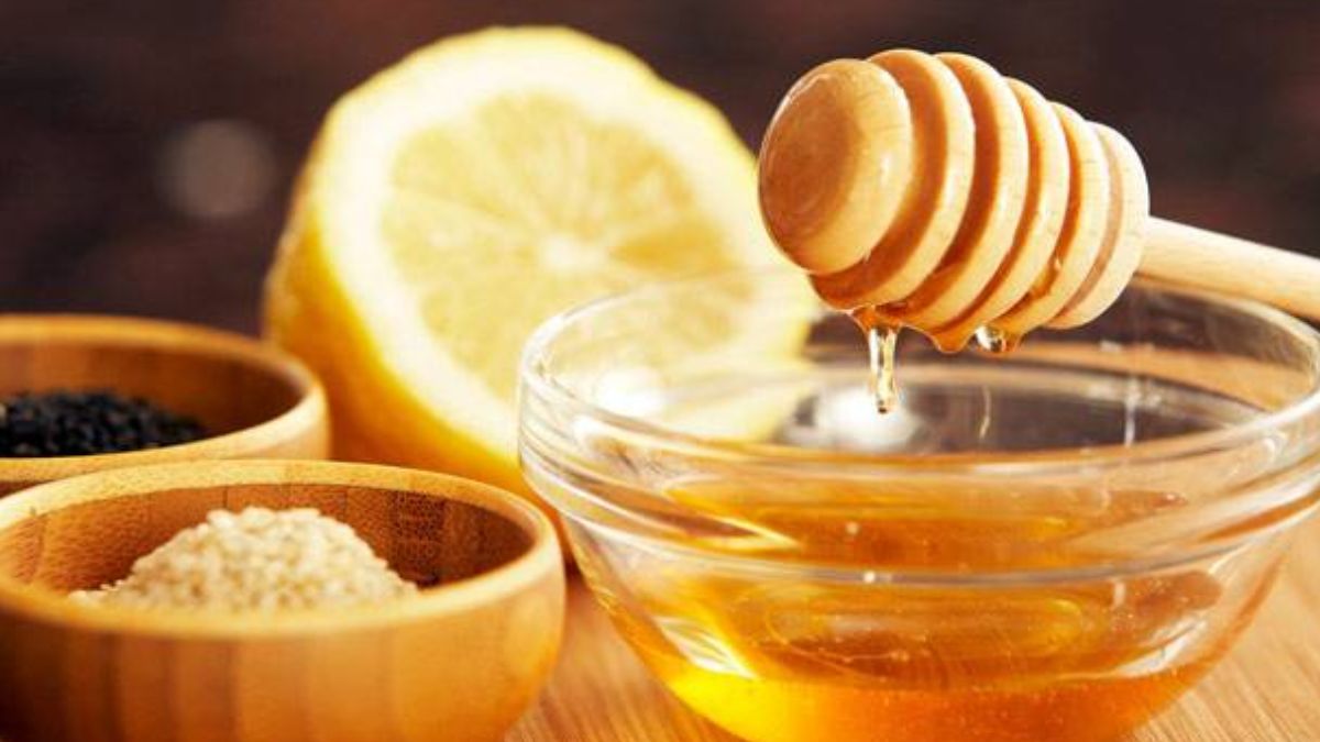गरम पानी में शहद और नींबू