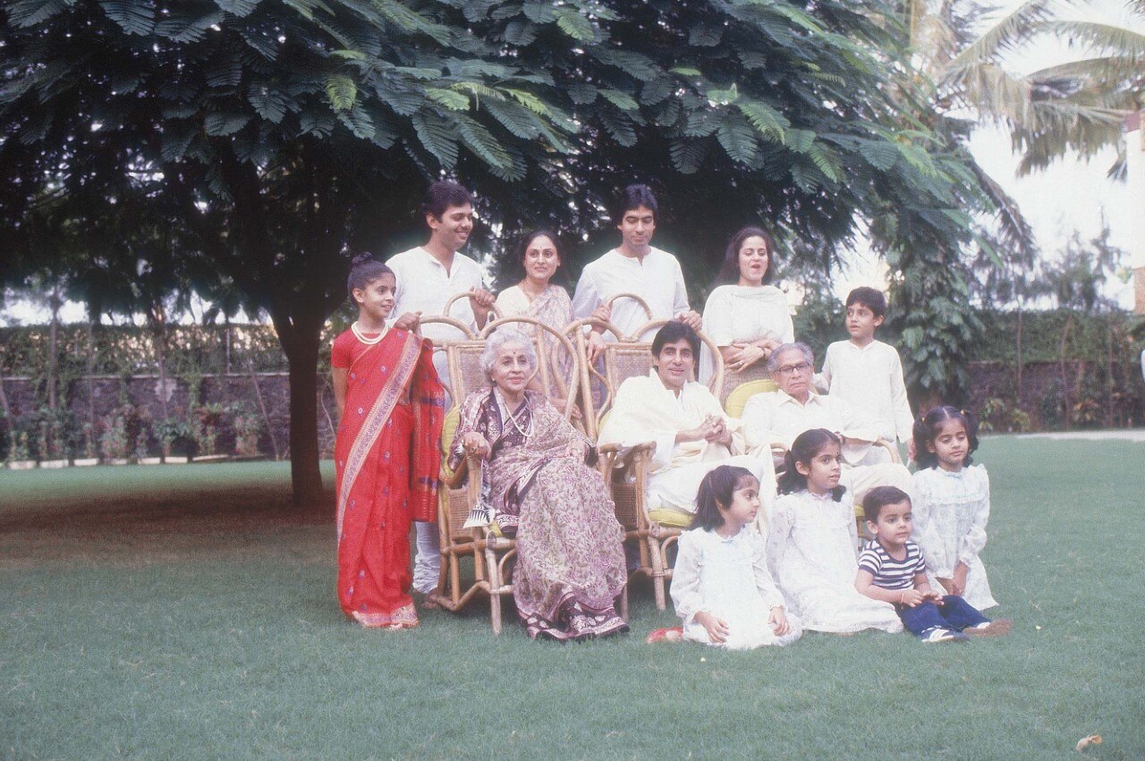 अमिताभ बच्चन परिवार के साथ