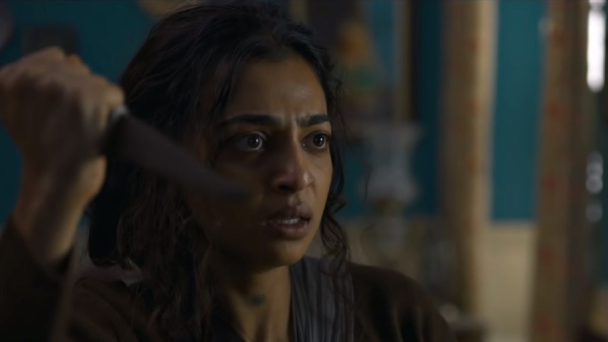 रात अकेली है