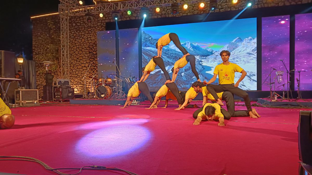 कलाकारों ने दी प्रस्तुति