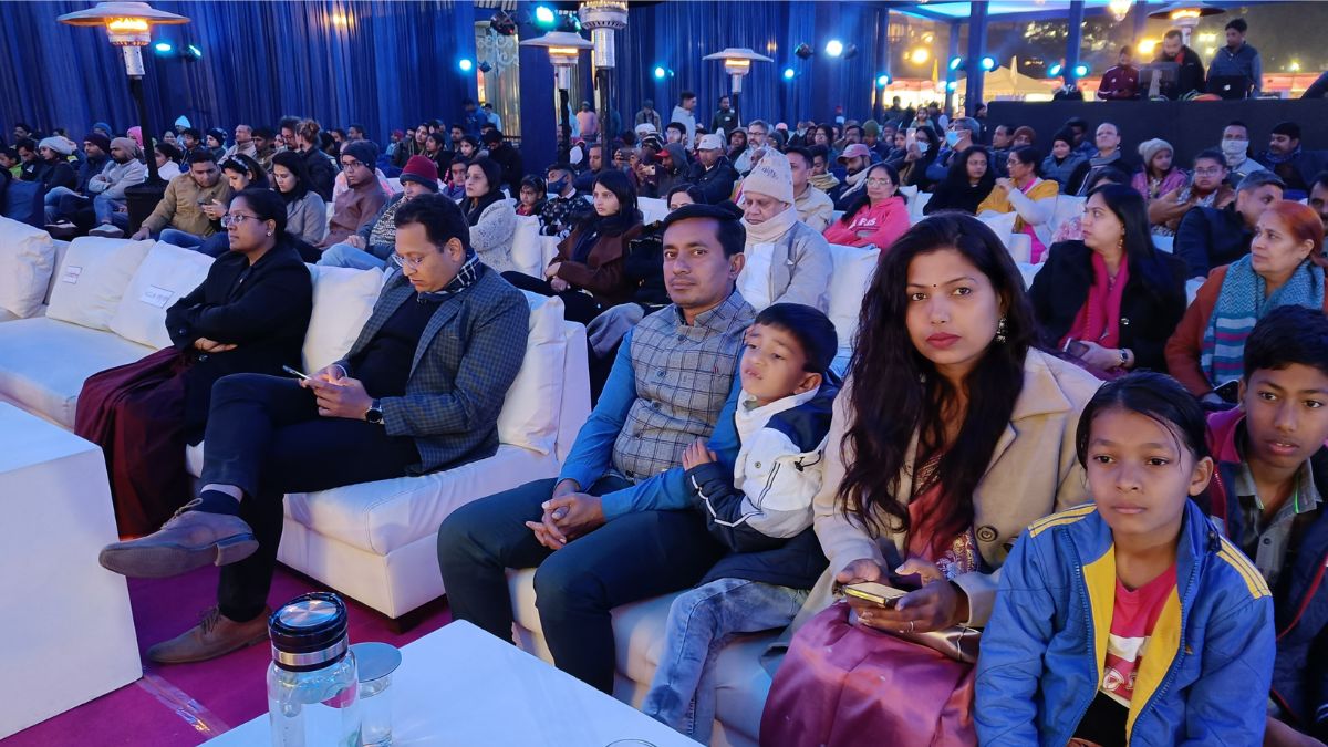 महोत्सव का आनंद लेते लोग