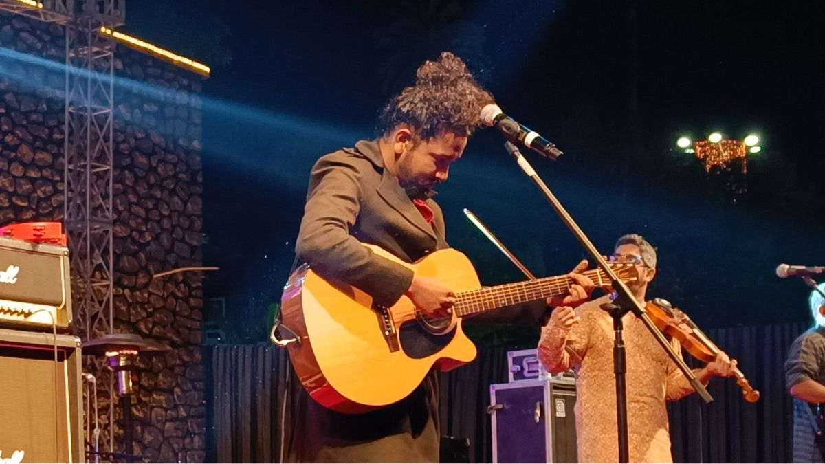 कार्यक्रम पेश करते कलाकार