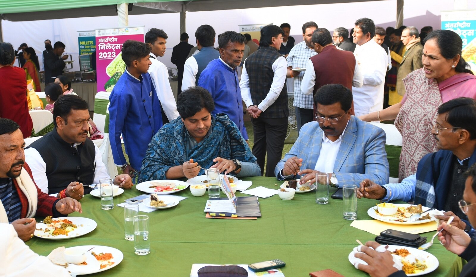 लंच में इमरान प्रतापगढ़ी और अखिलेश सिंह