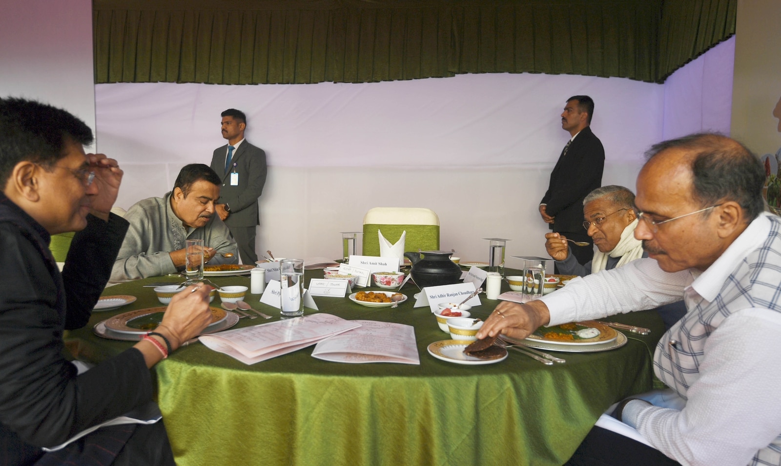 लंच कार्यक्रम में हरिवंश नारायण सिंह और अधीर रंजन चौधरी