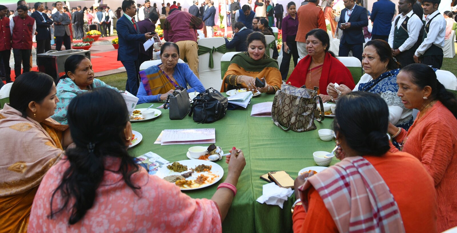 मेन कोर्स में कई तरह से पकवान परोसे गए