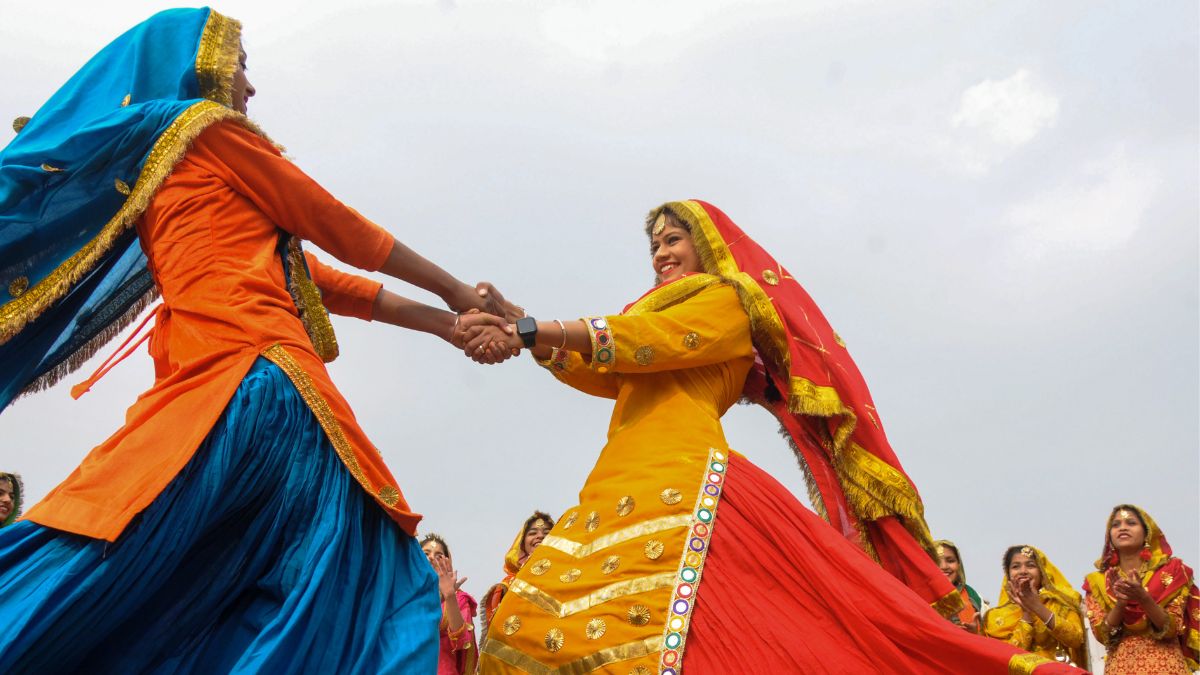 अमृतसर में प्रस्तुति देतीं छात्राएं.