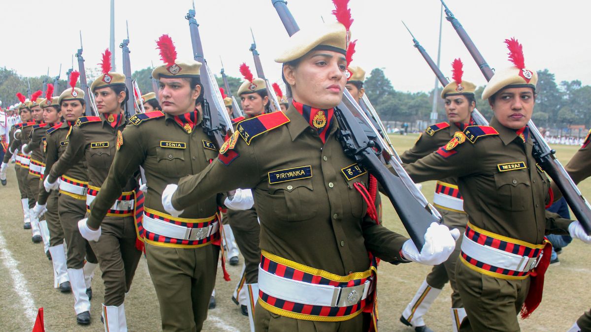 फुल ड्रेस रिहर्सल के दौरान पुलिस जवान.