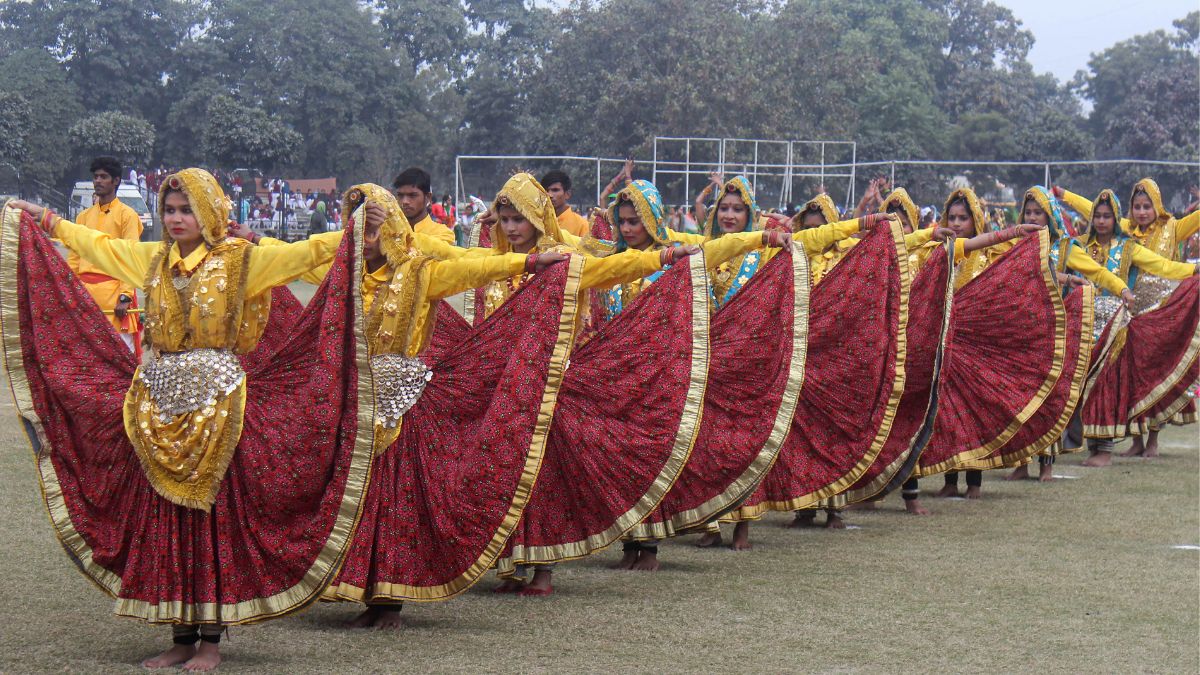 गुरुग्राम में प्रस्तुति देतीं छात्राएं