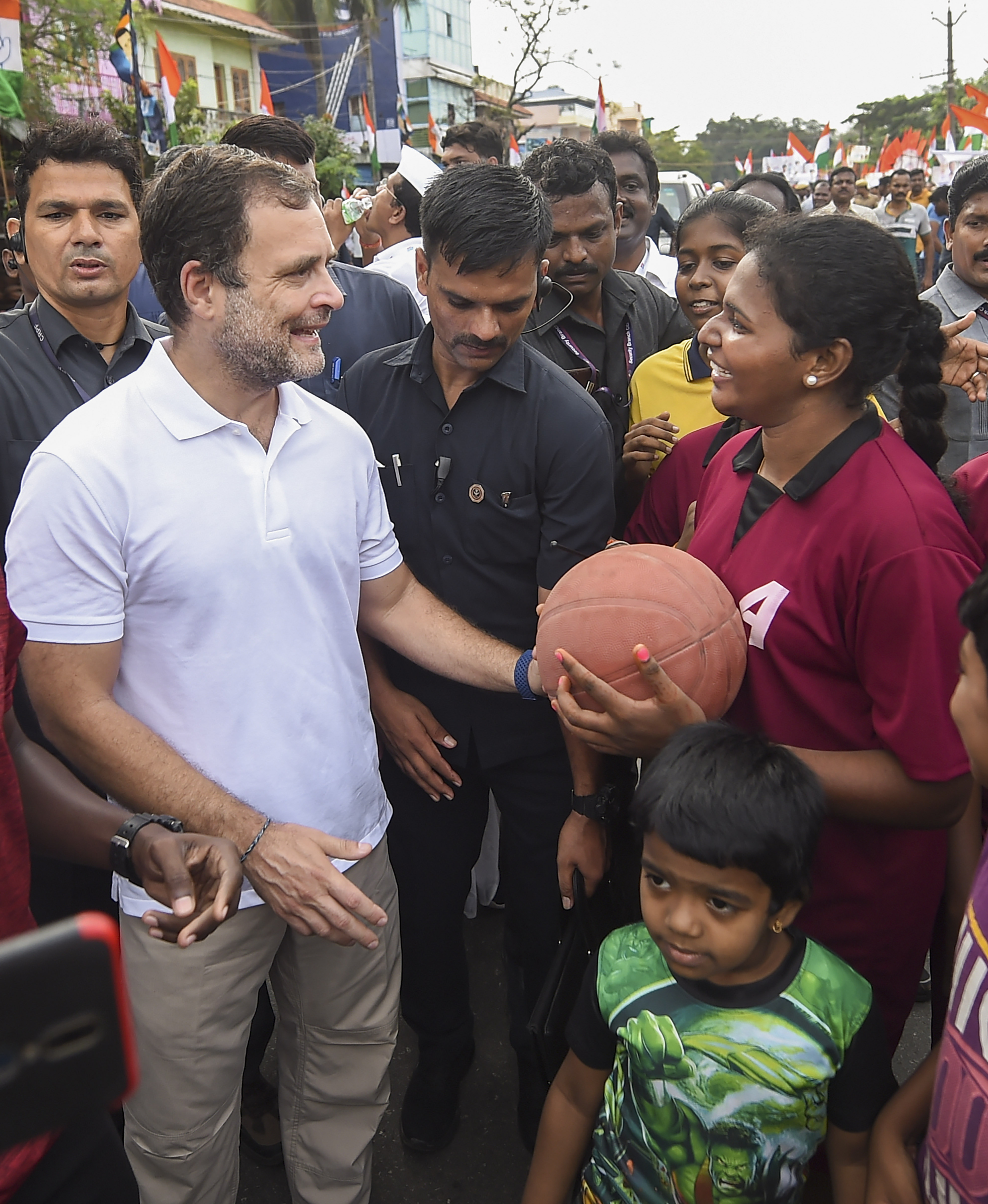 छात्रों के साथ राहुल गांधी