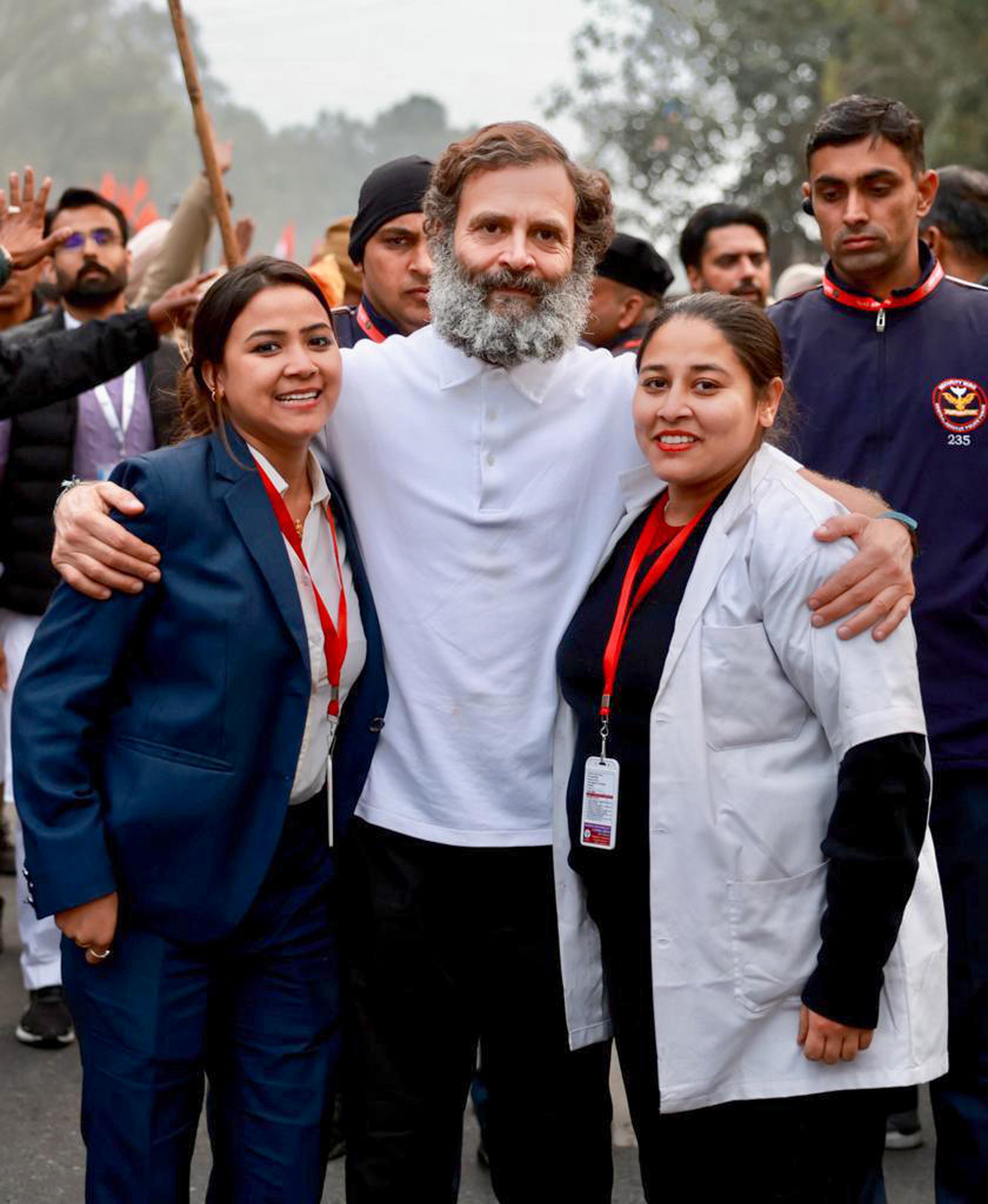 पठानकोट में समर्थकों के साथ राहुल गांधी