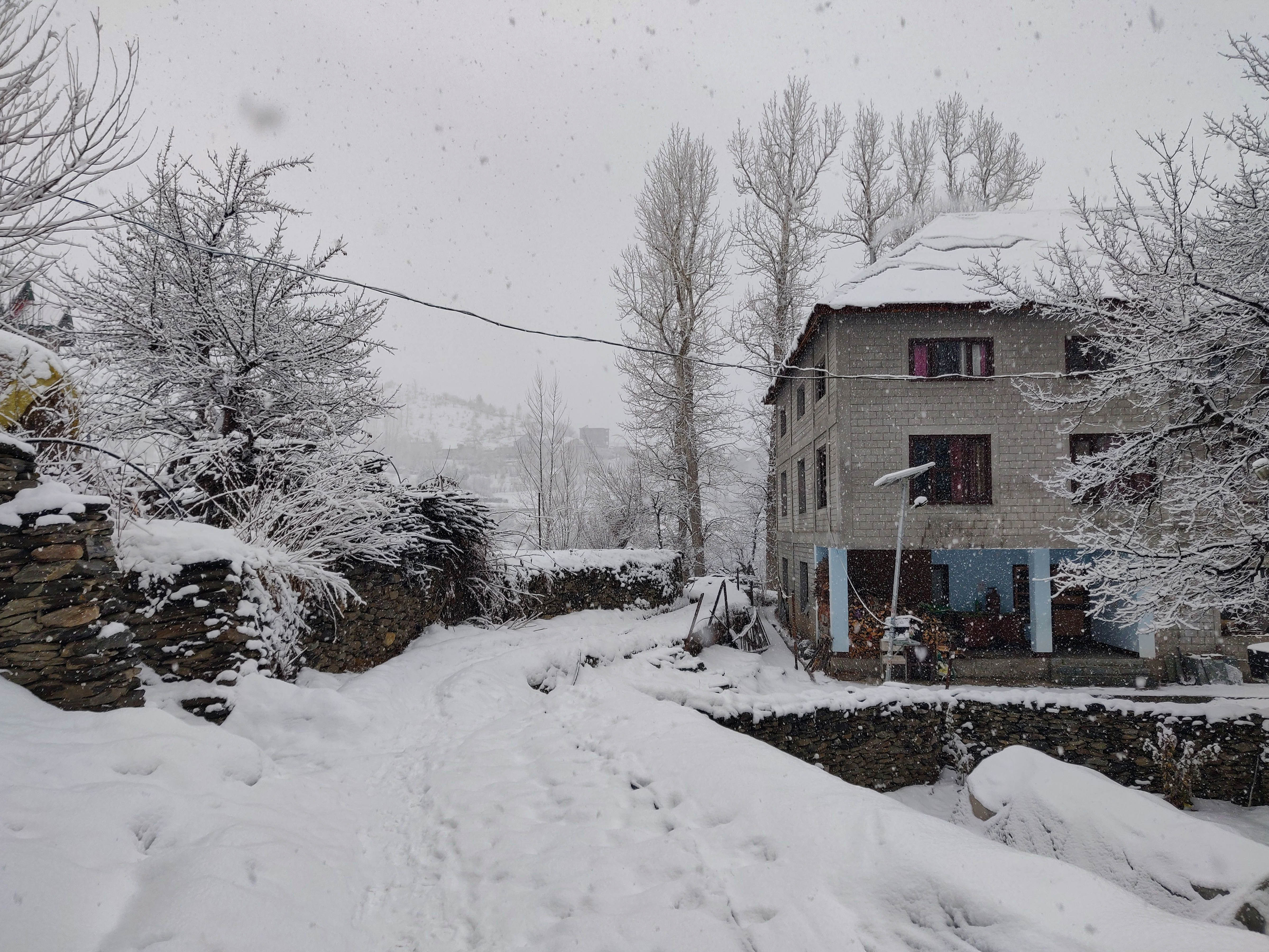 श्रीनगर-जम्मू नेशनल हाईवे पर भी बर्फबारी का असर पड़ा है.