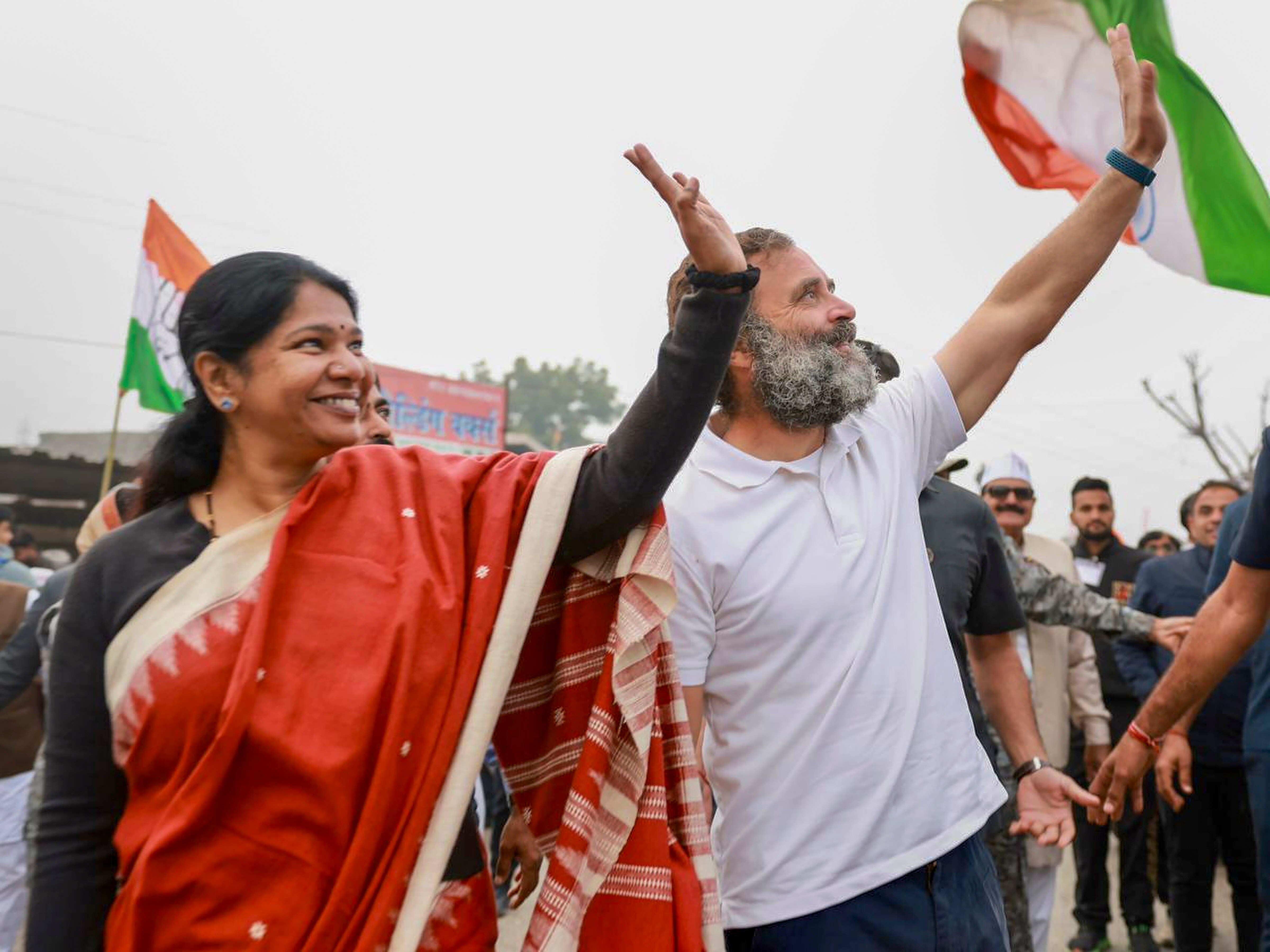 भारत जोड़ो यात्रा के दौरान कनिमोझी के साथ राहुल गांधी