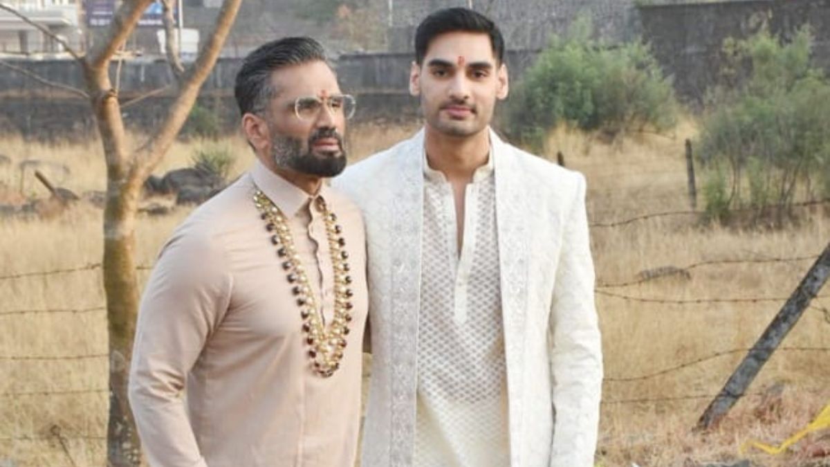 सुनील शेट्टी बेटे अहान के साथ.