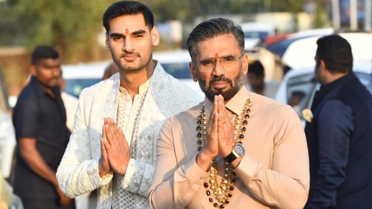 सुनील शेट्टी बेटे अहान शेट्टी के साथ.