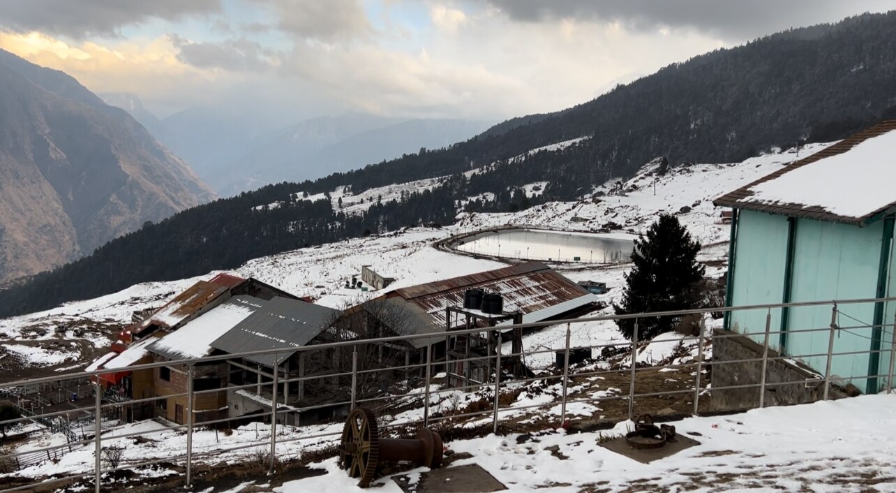 औली में बर्फबारी