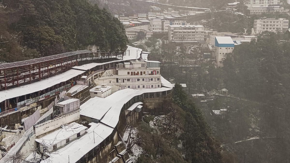 माता वैष्णो देवी परिसर में बर्फबारी
