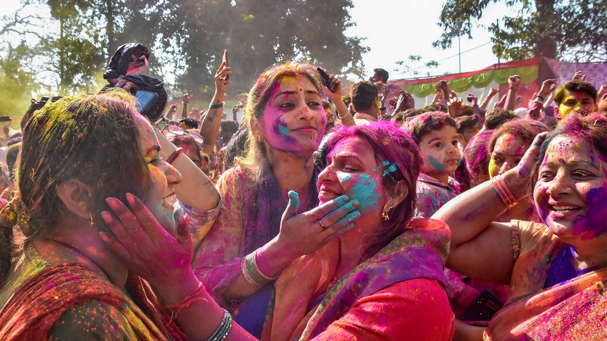 गोरखपुर में होली खेलतीं महिलाएं.