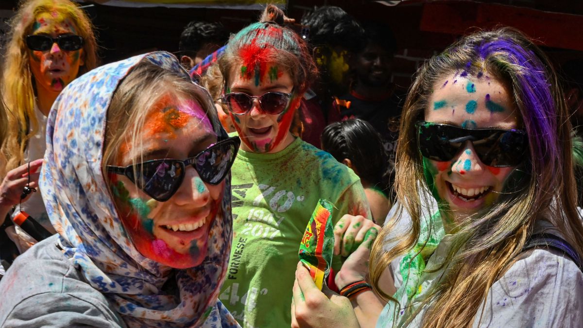 कोलकाता में रंग-गुलाल लगातीं विदेशी महिलाएं.