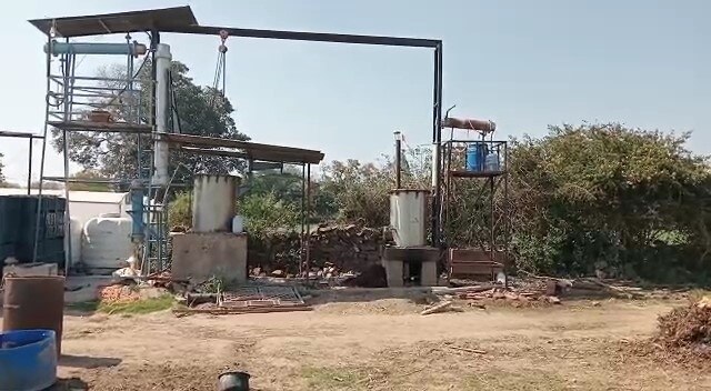 गुलाब की पत्तियों को सुखाने के लिए ड्रायर भी लगाया