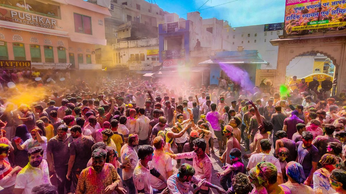 पुष्कर में होली मंगलवार को धूमधाम से खेली गई.