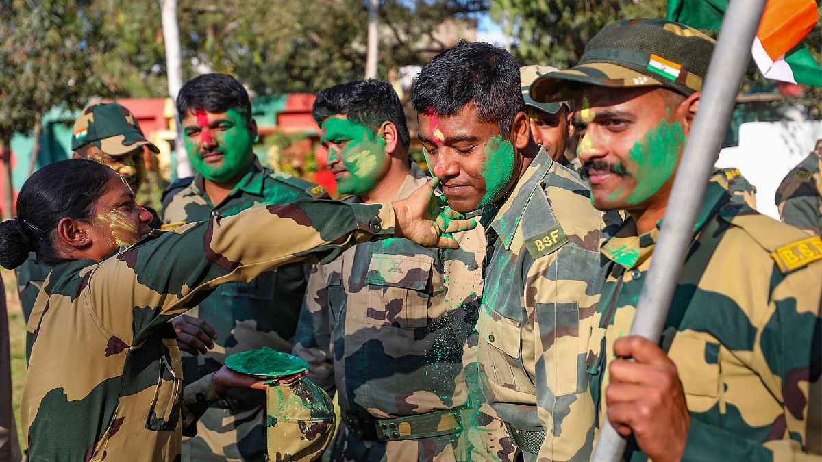 होली का त्योहार मनाते सीमा सुरक्षा बल के जवान.