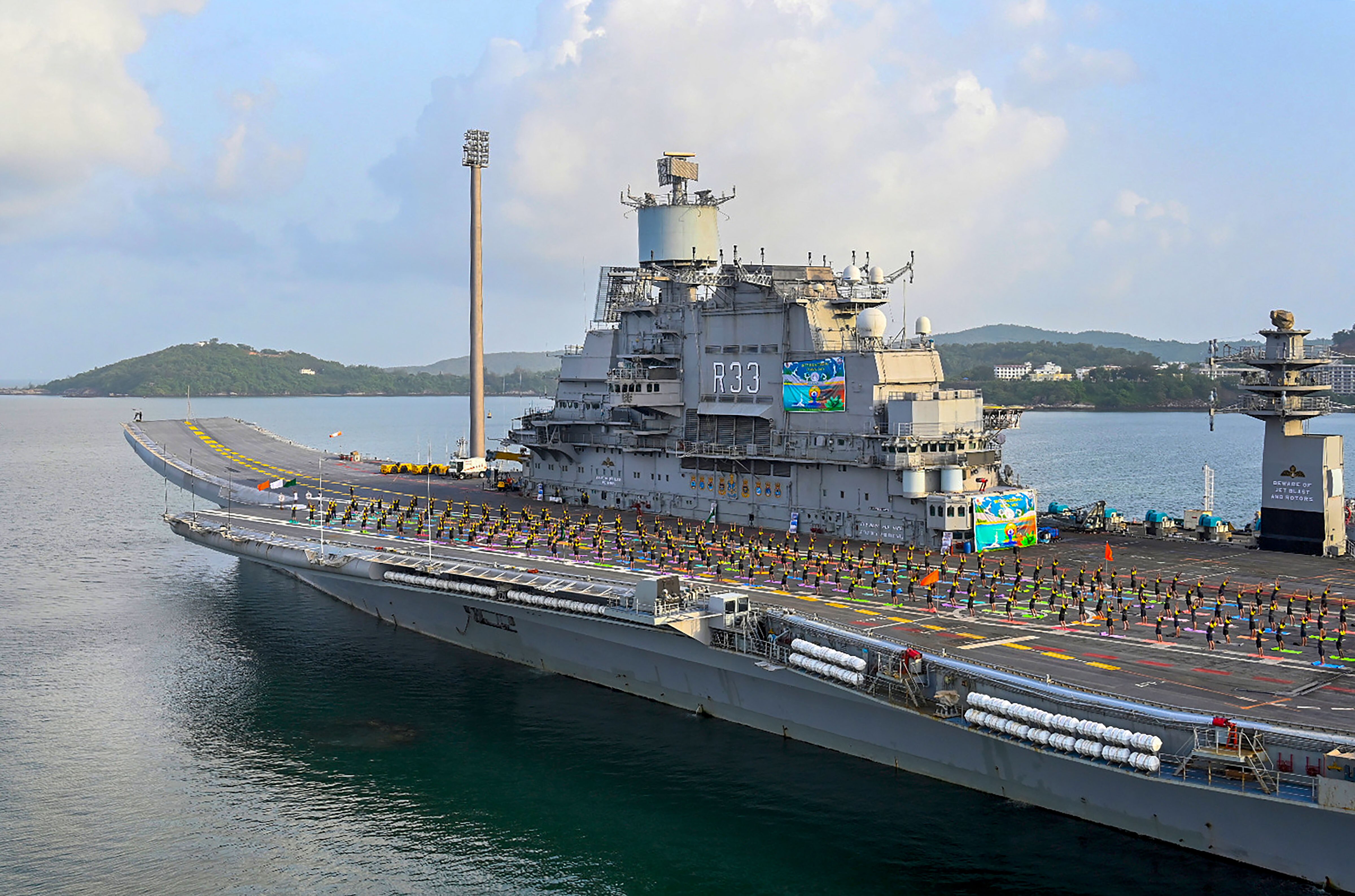 आईएनएस विक्रमादित्य पर योग (Photo/PTI)