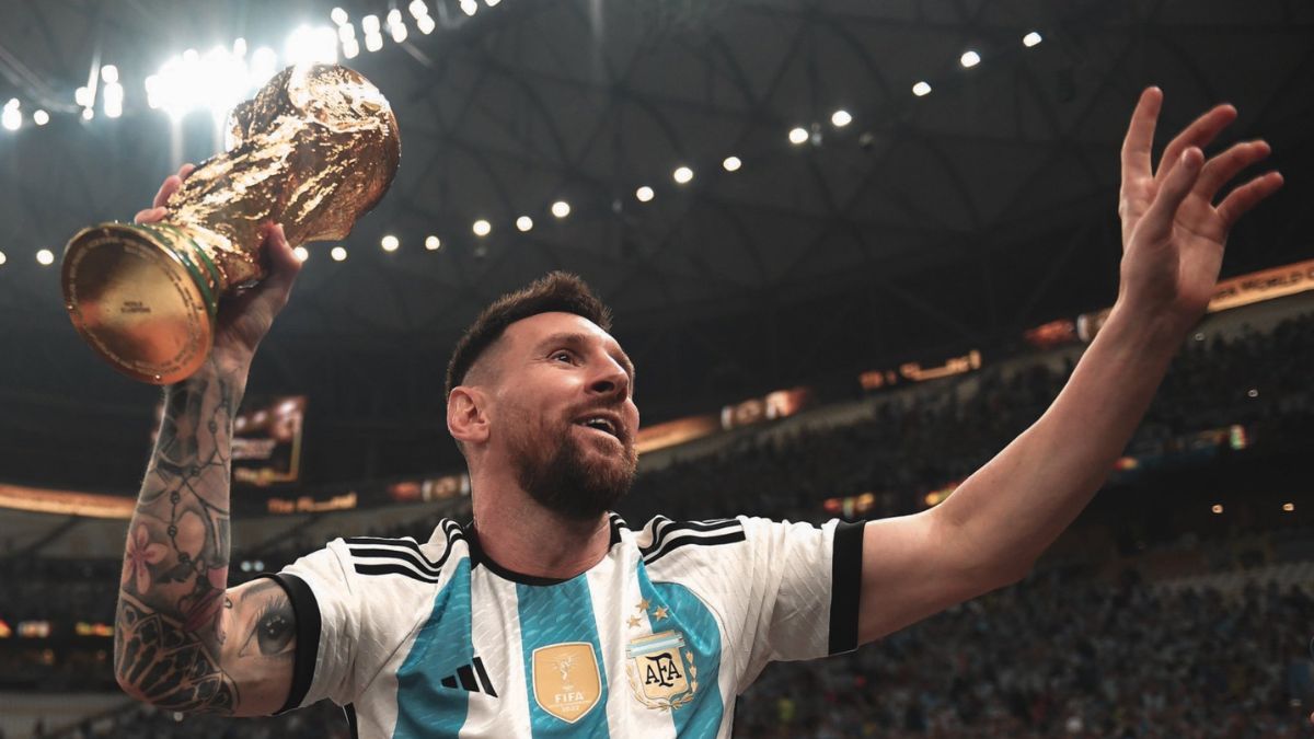 कप के साथ मेसी