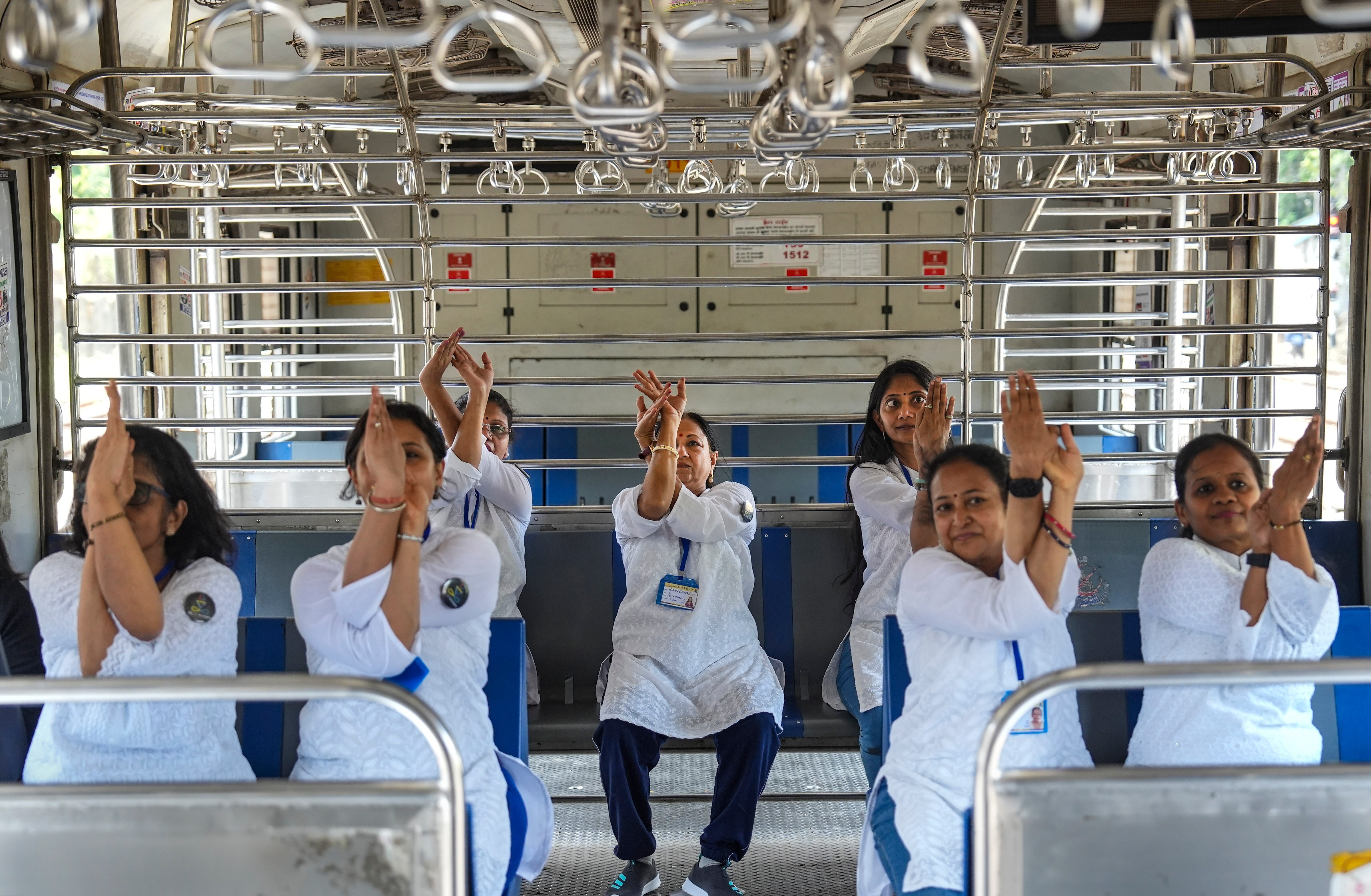 मुंबई में लोकल ट्रेन में योग (Photo/PTI)