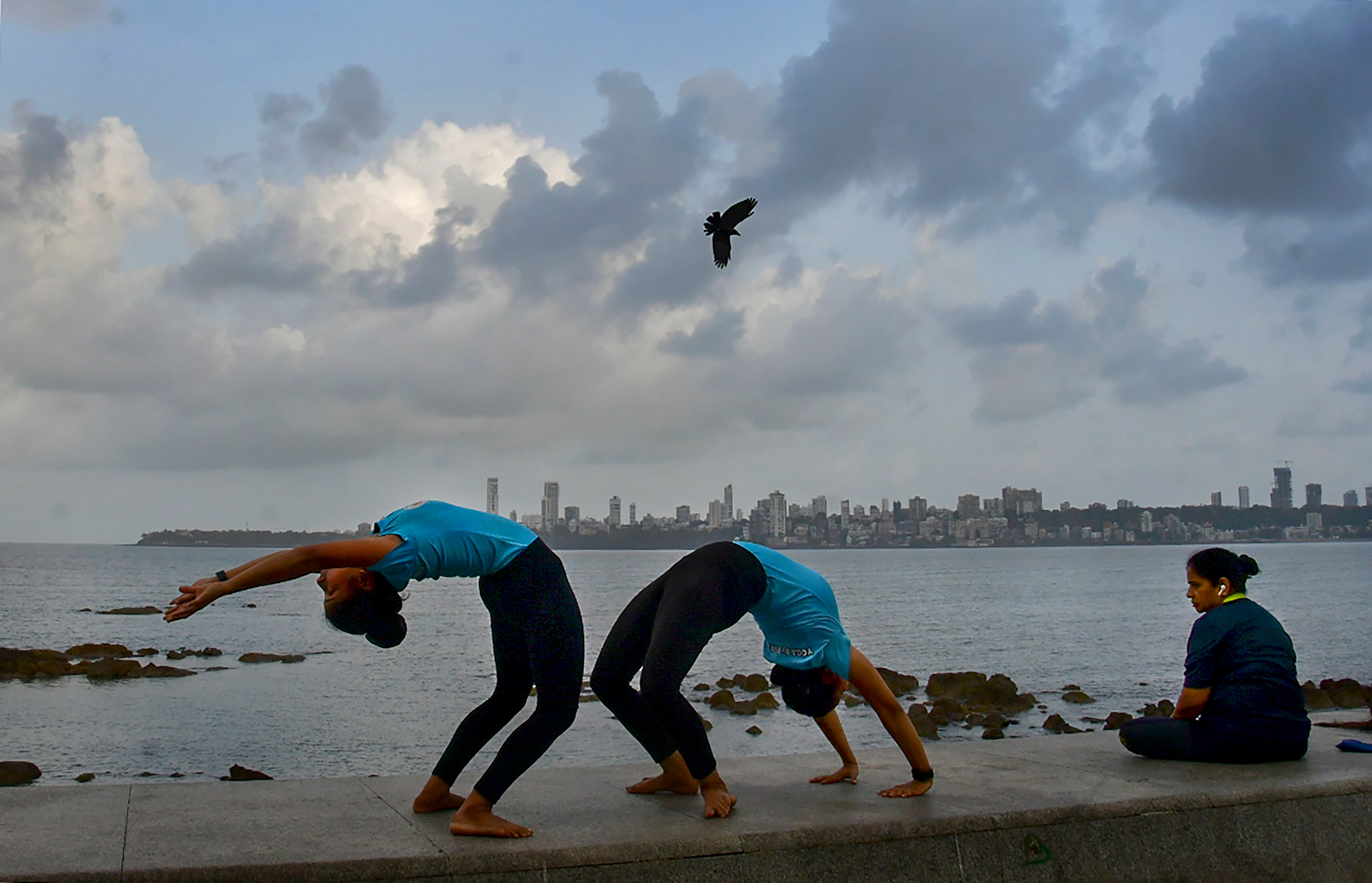 मुंबई में मरीन ड्राइव पर योग (Photo/PTI)